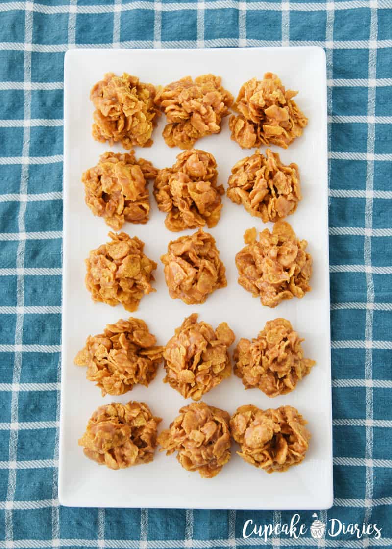 No Bake Peanut Butter Corn Flake Cookies - Super easy to make and so so good! A peanut butter lover's dream.