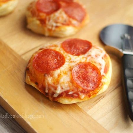 Easy Mini Biscuit Pizzas Recipe - Cupcake Diaries