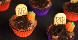Graveyard Cupcakes {30 Days of Halloween – Day 1}