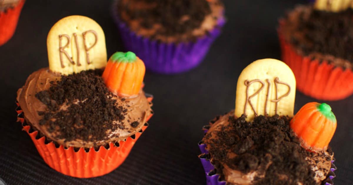 Graveyard Cupcakes (30 Days of Halloween 2014 - Day 1)