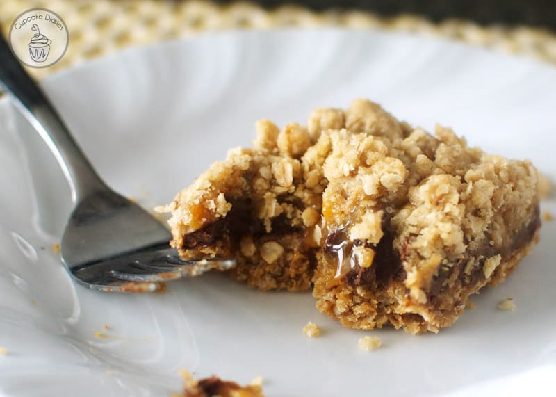 Carmelitas - Chewy dessert bars filled with rich chocolate, caramel, and oats. These are amazing!!