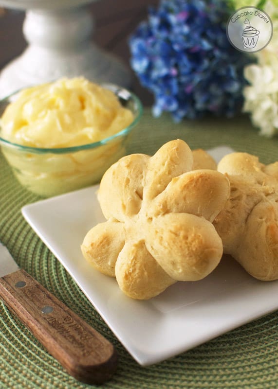 flower-rolls-with-creamy-honey-butter