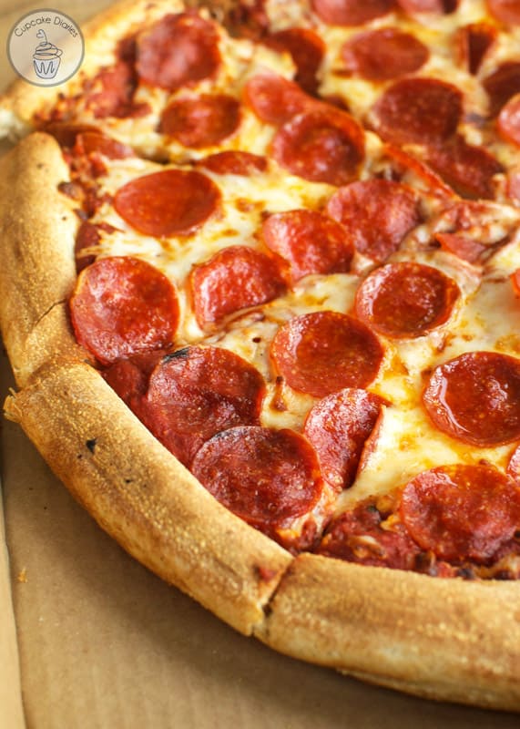 Relieve some of the busy weeknight stress of a new school year with the Family Pizza Combo at Sam's Club! 