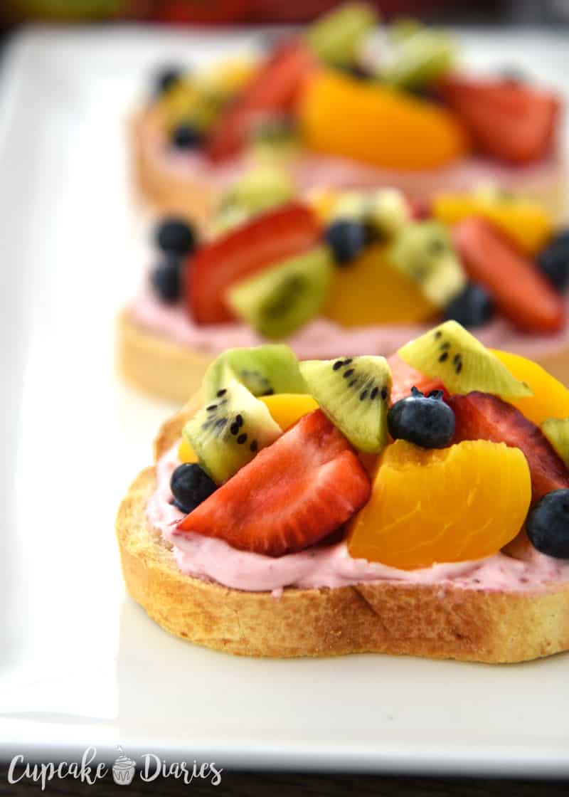 Fruit Bruschetta - A perfectly easy snack idea for spring and summer! So colorful and delicious.