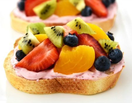 Fruit Bruschetta - A perfectly easy snack idea for spring and summer! So colorful and delicious.
