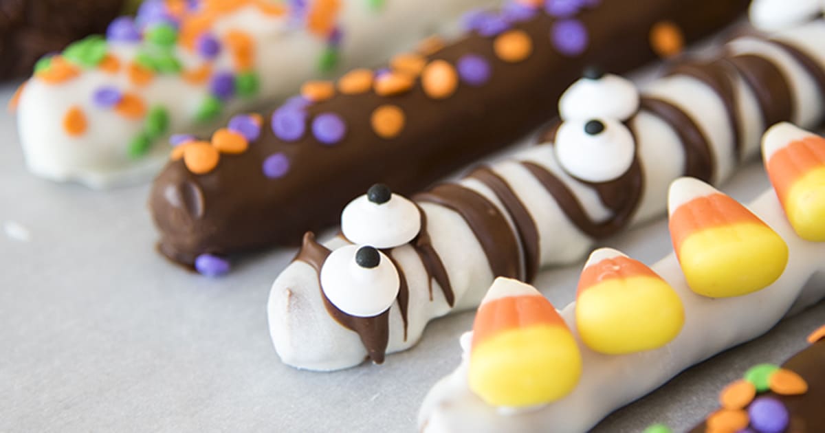 Chocolate Covered Halloween Pretzels 30 Days of Halloween 2017