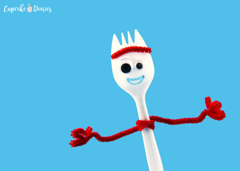 This tutorial to make a Forky craft has step-by-step photos and instructions!