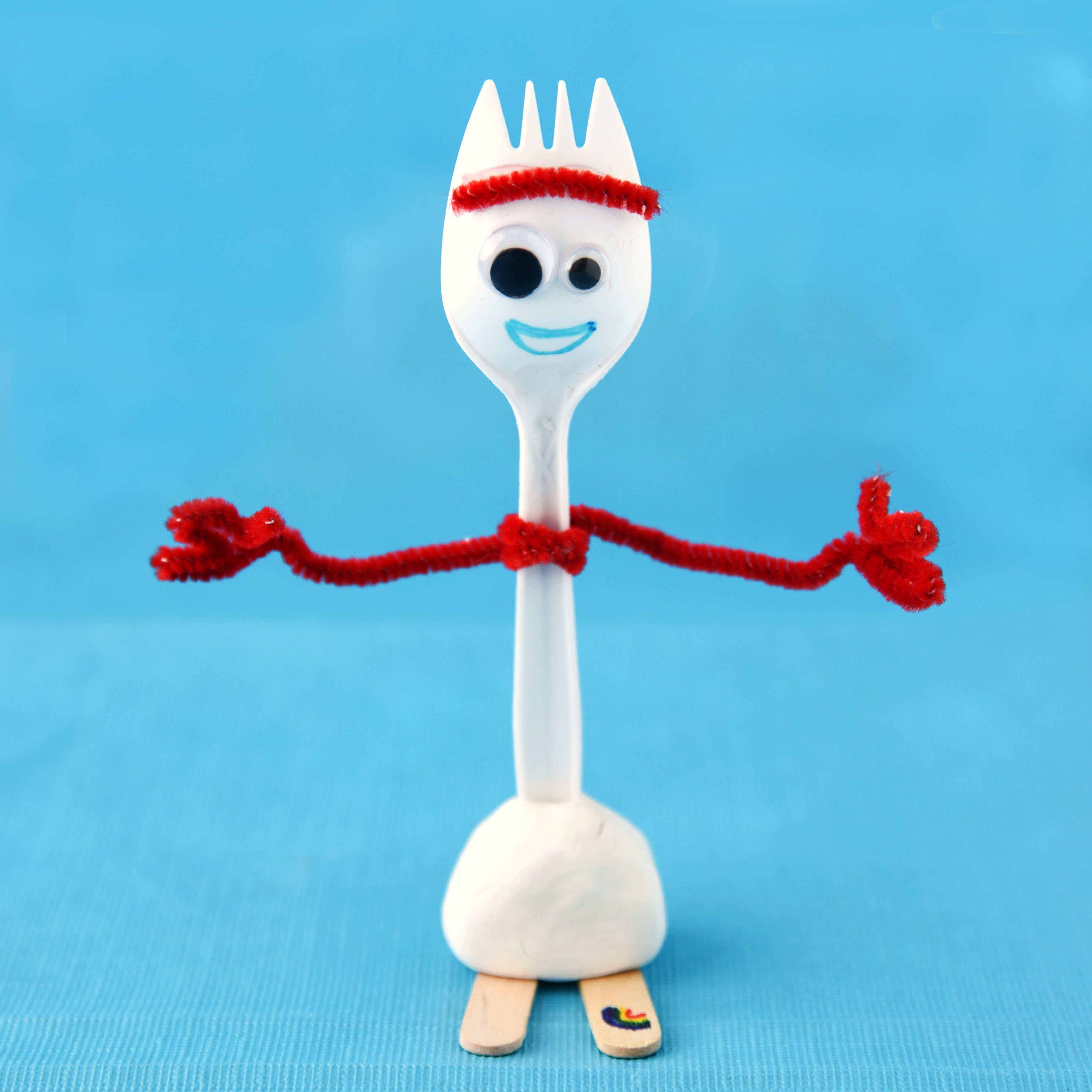 Forky is so easy to make with a few craft supplies! The kids will love this activity.