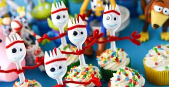 If you're planning a Toy Story 4 birthday party, Forky Cupcakes will be the perfect dessert!