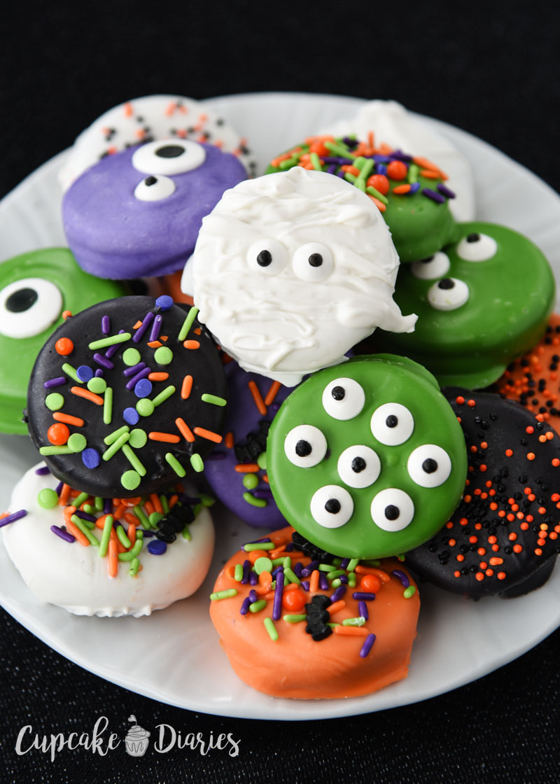 Halloween Dipped Oreos are perfect for packaging up for friends! They're bright, colorful, and so easy.