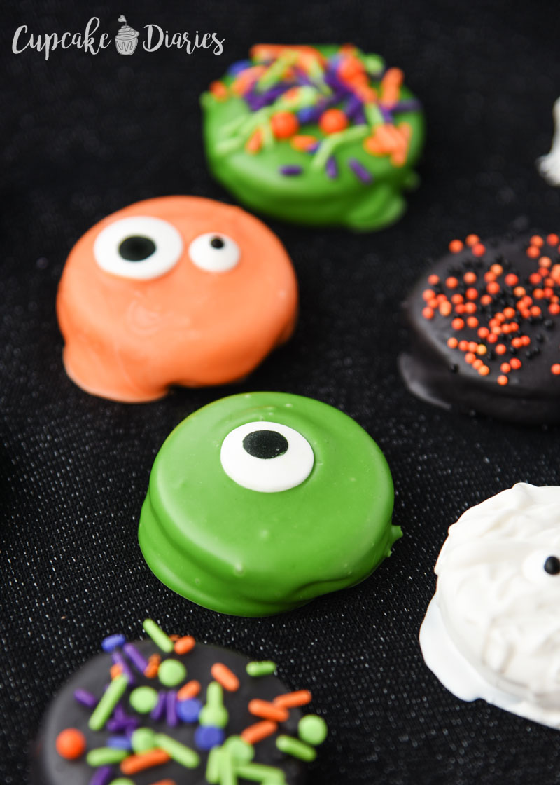The possibilities are endless when it comes to decorating these Halloween Dipped Oreos!