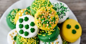 St. Patrick's Day Oreos dipped in candy melts never looked so cute! You can make these festive, colorful, and fun no-bake treats in just minutes.