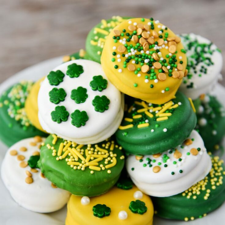 St. Patrick's Day Oreos dipped in candy melts never looked so cute! You can make these festive, colorful, and fun no-bake treats in just minutes.