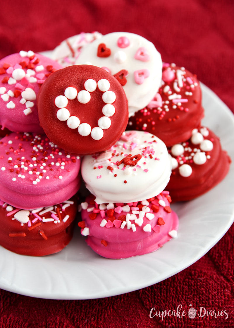 Aren't these dipped Oreos just lovely? They're perfect to make for Valentine's Day!