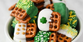 St. Patrick's Day Caramel Pretzel Bites are pinch-proof treats that take minutes to make! These little guys are super festive and delicious.