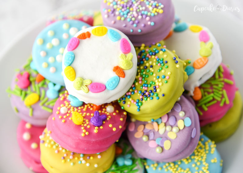 How fun are these Oreos? They're dipped and decorated for Easter fun!