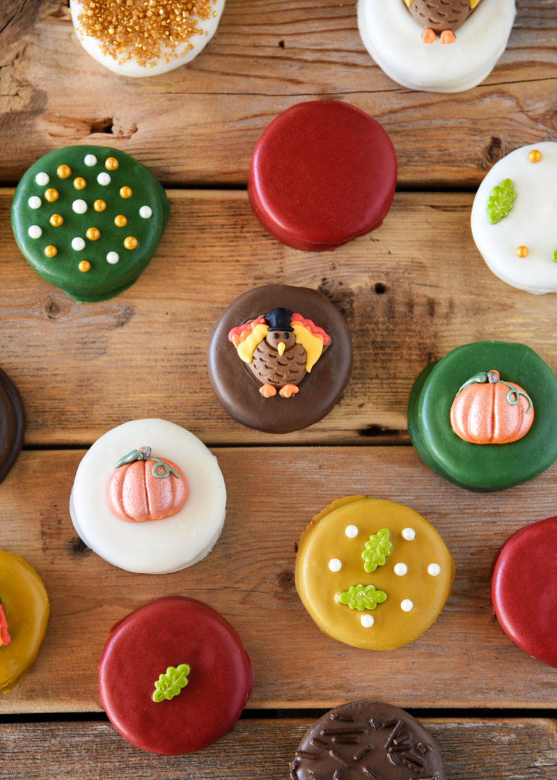 How fun are these Thanksgiving Dipped Oreos? They're a lot easier to make than they look!