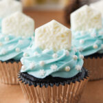 Beautiful snowflake cupcakes for a Frozen birthday party!