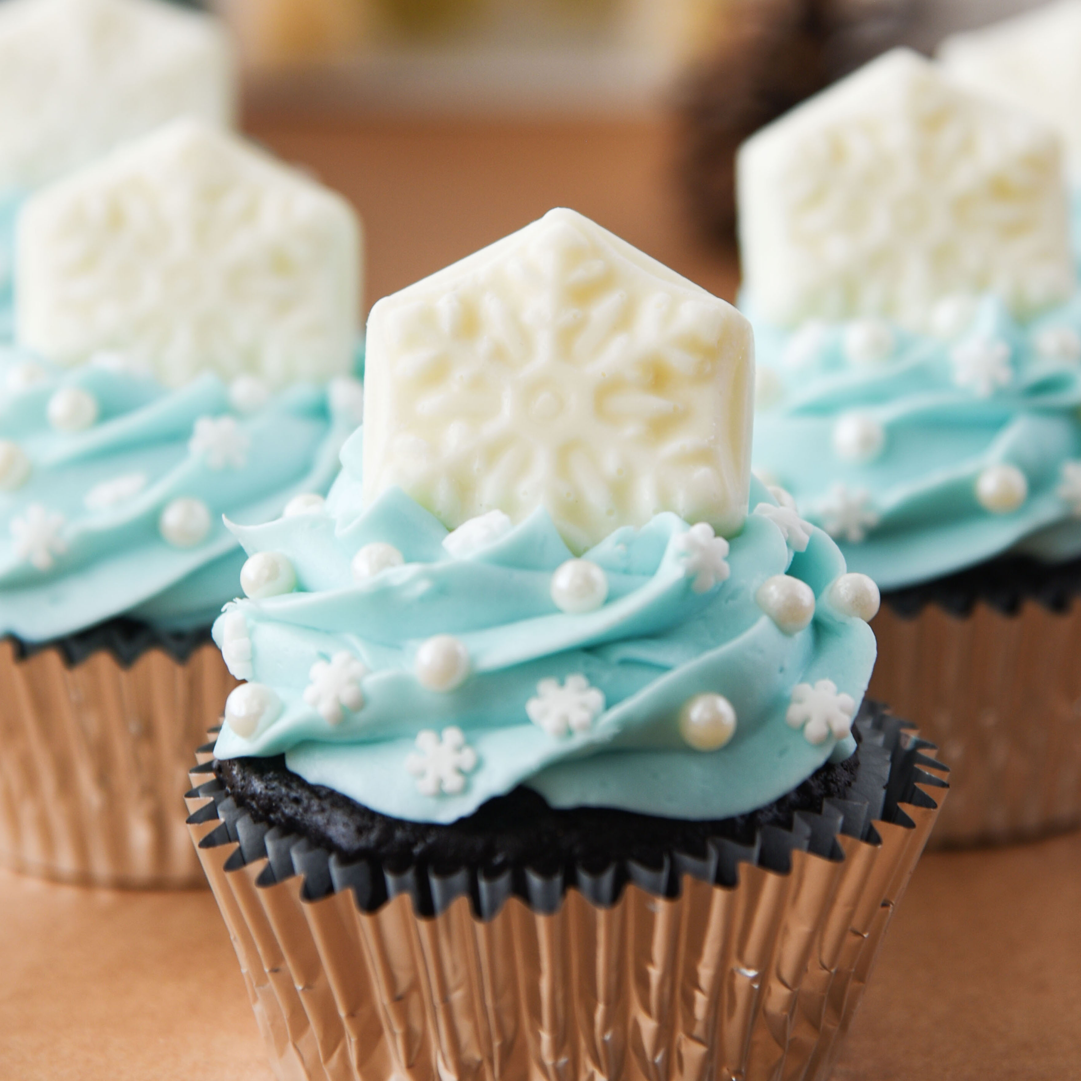 Beautiful snowflake cupcakes for a Frozen birthday party!